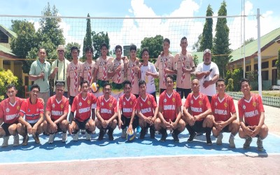 Lapangan Voli MTs Negeri Manggarai Menjadi Ajang Pertandingan Persahabatan UNIKA Santo Paulus Ruteng vs Klub Voli MAN 1 MANGGARAI